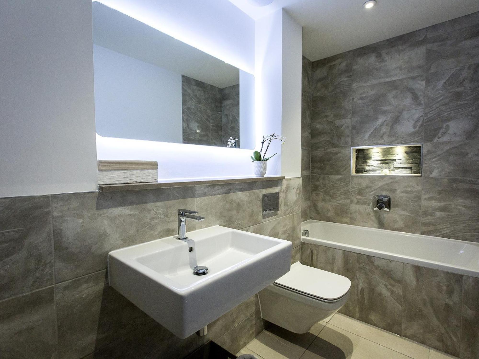 Deluxe Double Room Bath,1625567294:JPEG